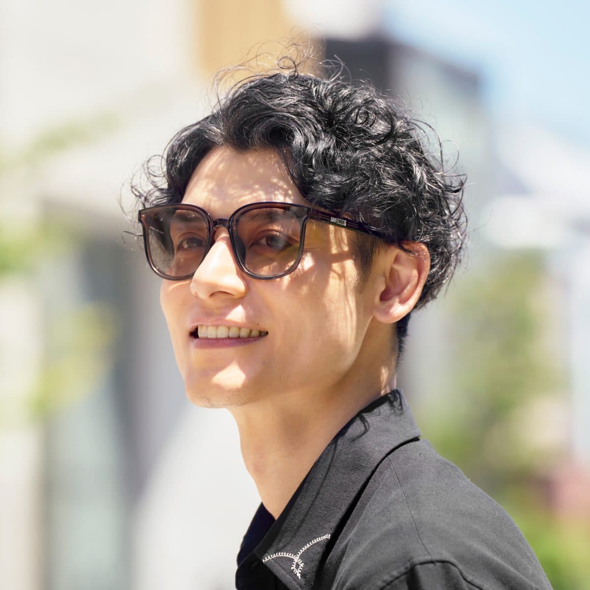 紫外線を浴びるとレンズの色が透明からブラウンに