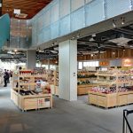 施設内はゆとりを持たせた作りで開放感もあり、ゆっくりと買い物や食事を楽しめる