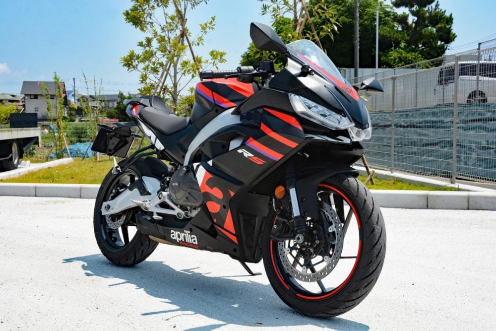 アプリリアのスーパースポーツバイクのデザインをしっかりと踏襲