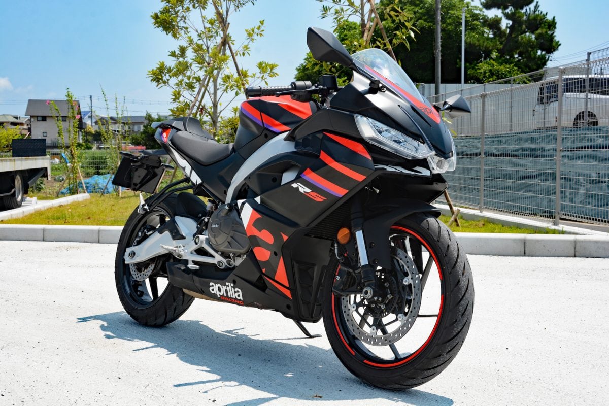 アプリリアのスーパースポーツバイクのデザインをしっかりと踏襲