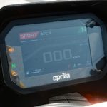 5インチのTFTカラーディスプレイを備える