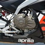専用設計の457cc4ストローク水冷並列2気筒エンジンを搭載