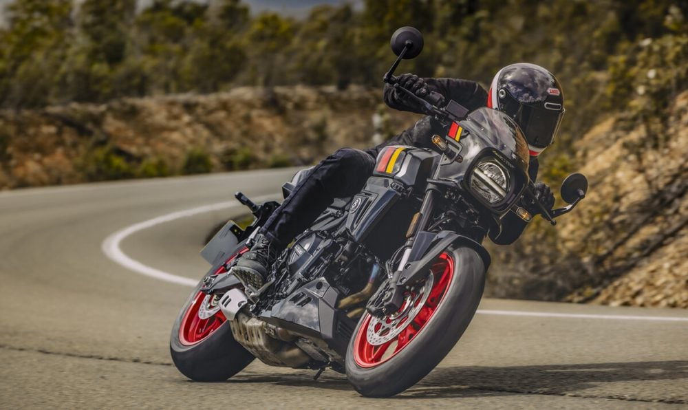 「スズキ GSX-8TT」は、1970年代のロードレーサーをイメージしたデザインが特徴