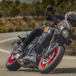 「スズキ GSX-8TT」は、1970年代のロードレーサーをイメージしたデザインが特徴