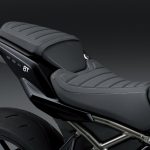 車体後方をマットブラックにすることでタンクを際立たせるカラーリング