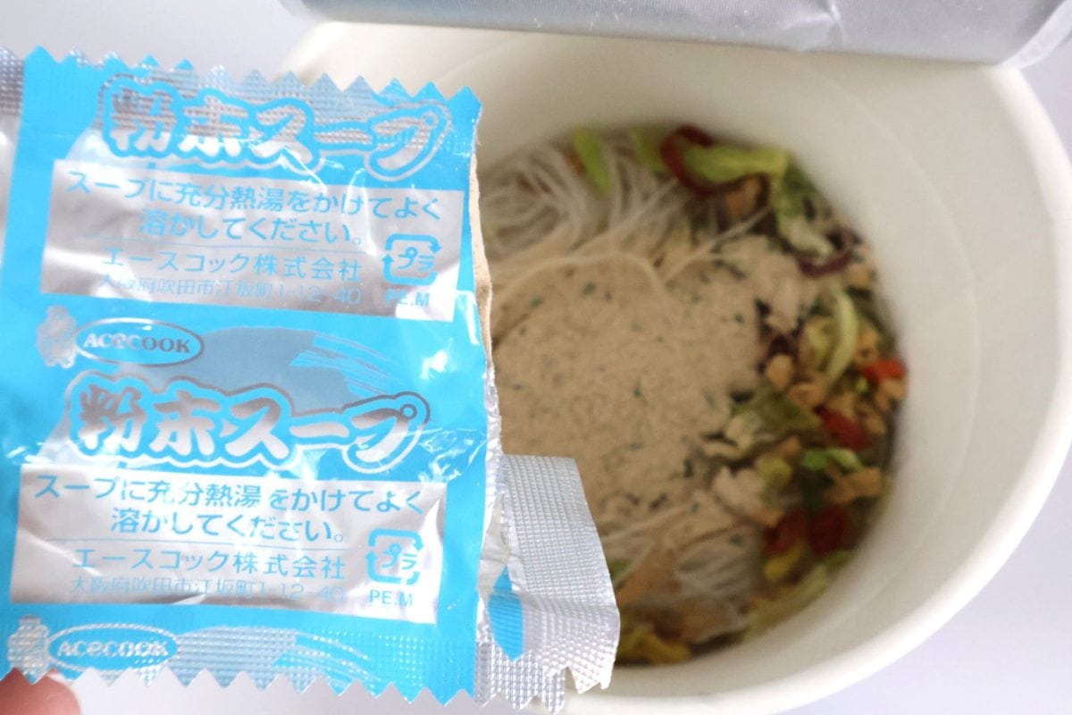 粉末スープを入れて熱湯を注ぐ