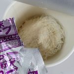 粉末スープを入れて熱湯を注ぐ