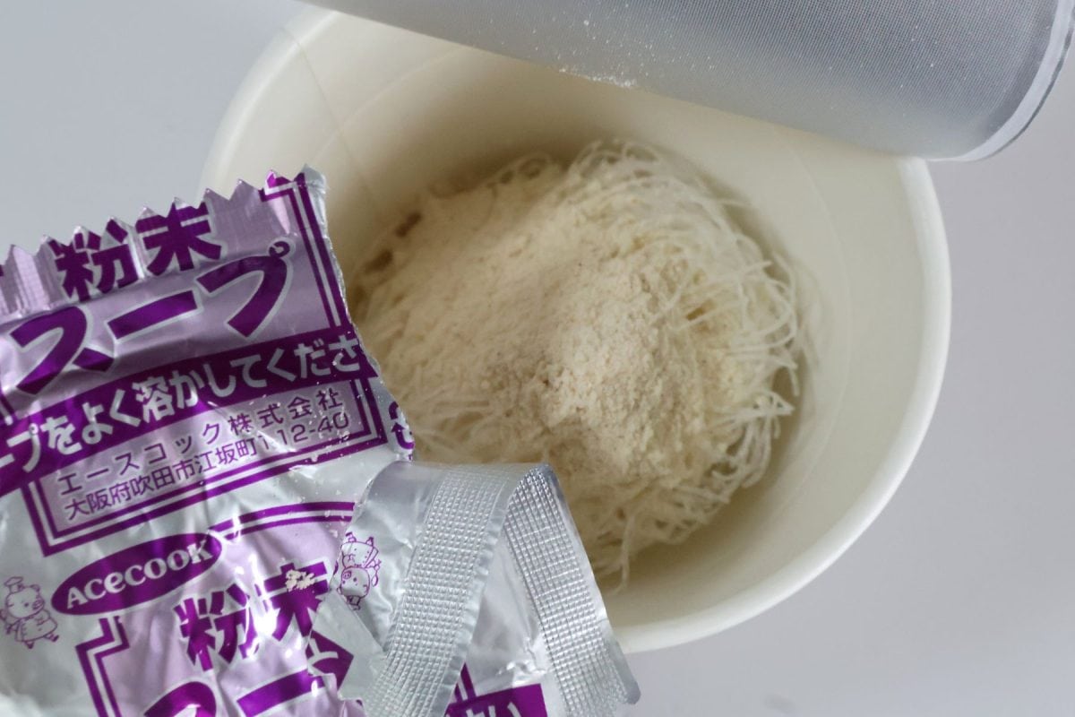 粉末スープを入れて熱湯を注ぐ