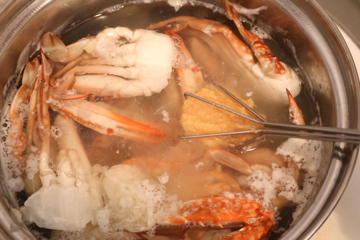 味噌と塩を加えればあっという間に味噌汁に