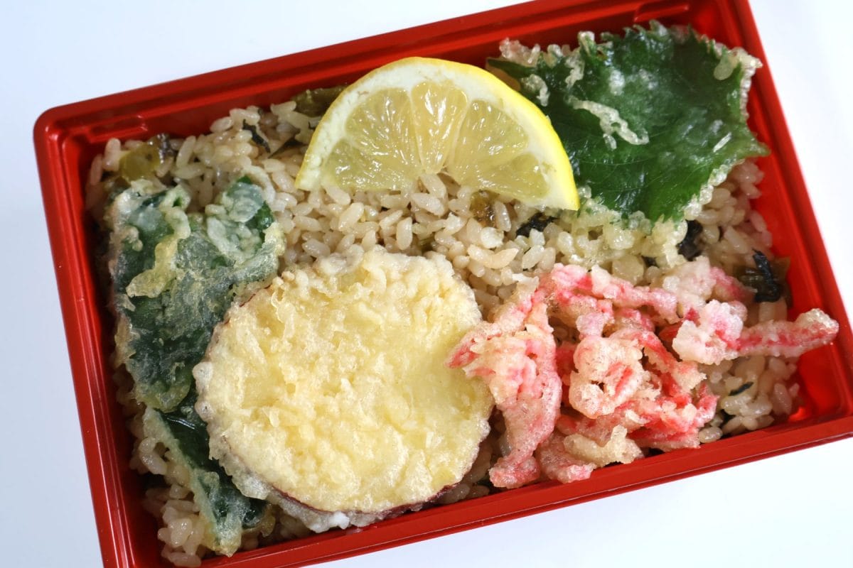 野菜のてんぷらも添えられて華やか