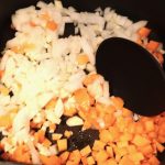 ブイヤベース風セットはまずにんじんと玉ねぎとニンニクを炒める