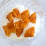 ドライマンゴーを好きな量ヨーグルトに入れる
