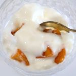 ドライマンゴーをヨーグルトに入れ、埋まるように混ぜる