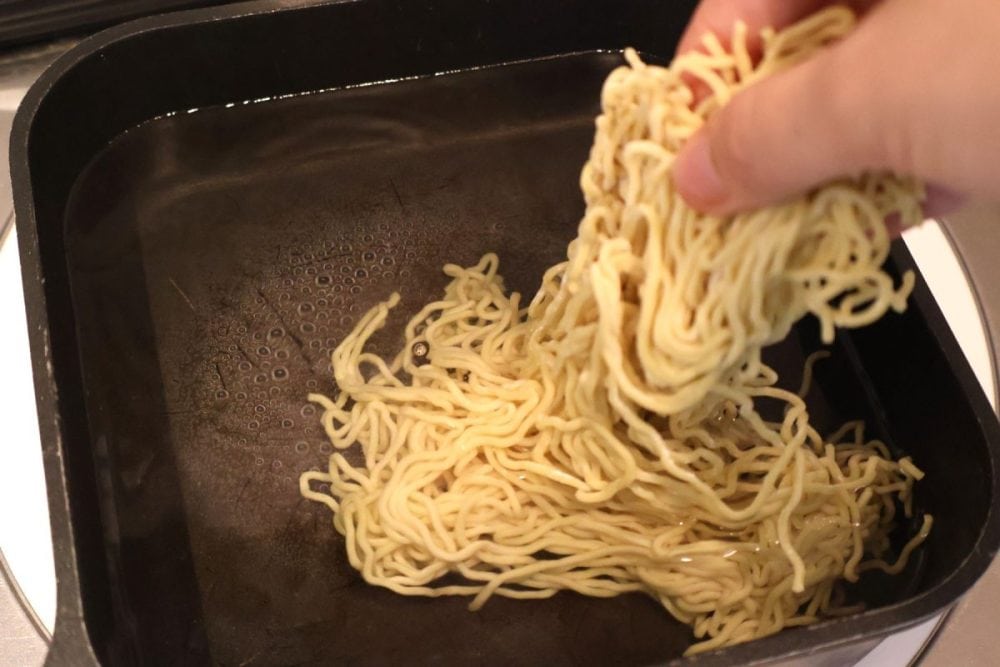 麺は熱湯で2分茹でる