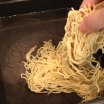 麺は熱湯で2分茹でる