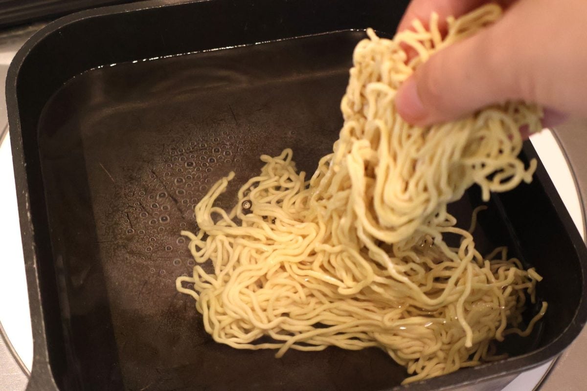麺は熱湯で2分茹でる