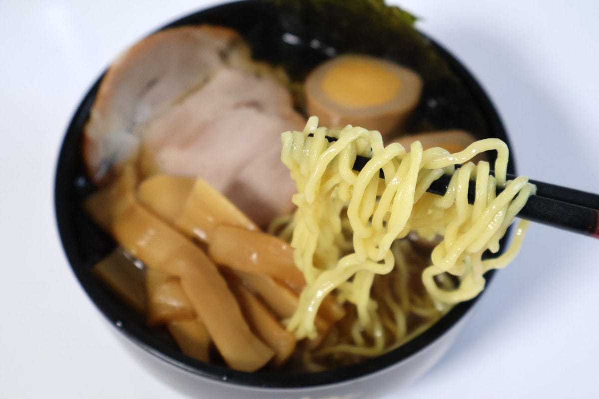 麺は特徴的な味で美味しい