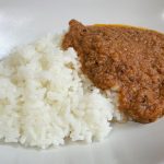ひとくち食べると口の中に広がるのは、青唐辛子の爽やかな辛さと、粗挽き黒胡椒のパンチのある刺激