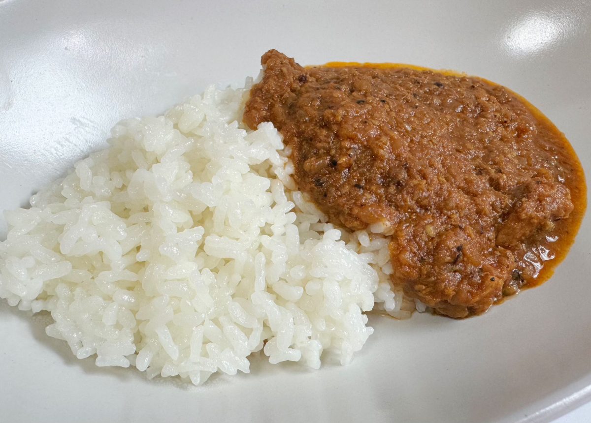 ひとくち食べると口の中に広がるのは、青唐辛子の爽やかな辛さと、粗挽き黒胡椒のパンチのある刺激