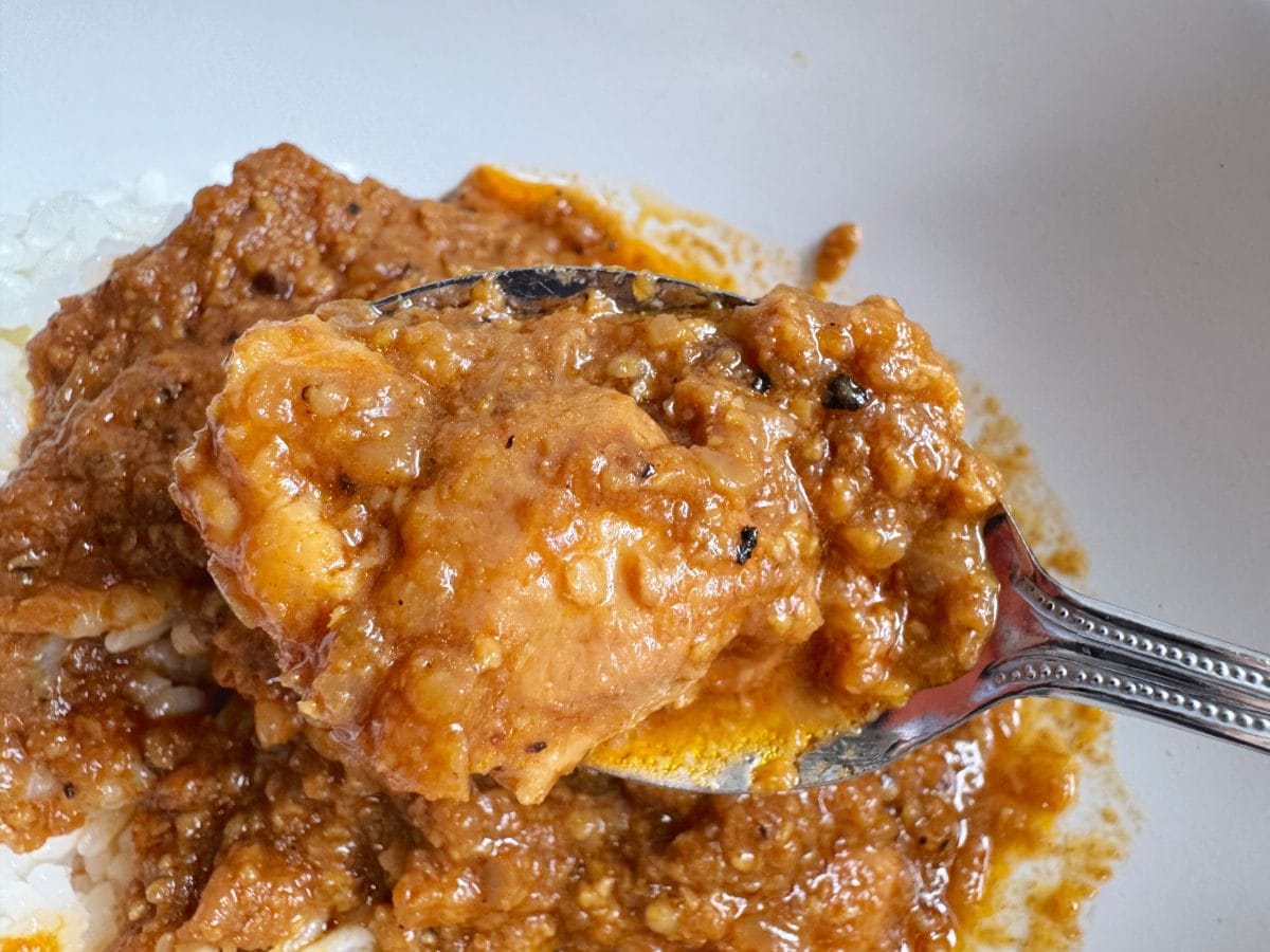 ごろっとした柔らかいチキンと、ココナッツのシャキシャキ感のコントラストもレトルトカレーらしからぬ食感で新鮮！