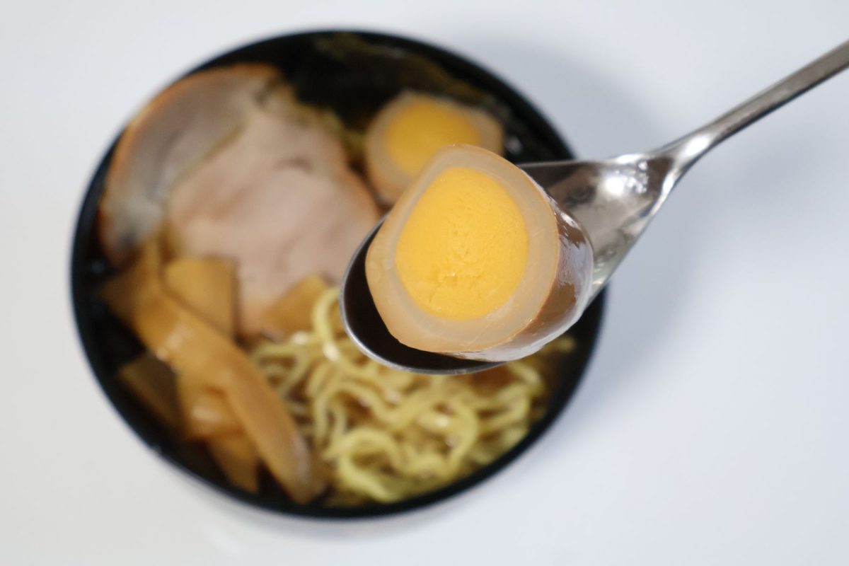 煮卵は燻製っぽさがある