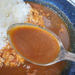 サラリとしたルウをひと口食べると、突き刺すような唐辛子の爽快な辛みとスパイシーな旨味がやってきます