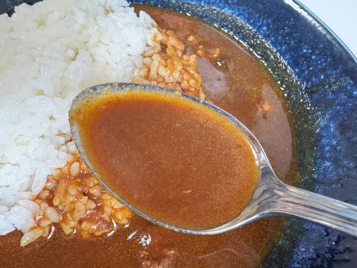 サラリとしたルウをひと口食べると、突き刺すような唐辛子の爽快な辛みとスパイシーな旨味がやってきます