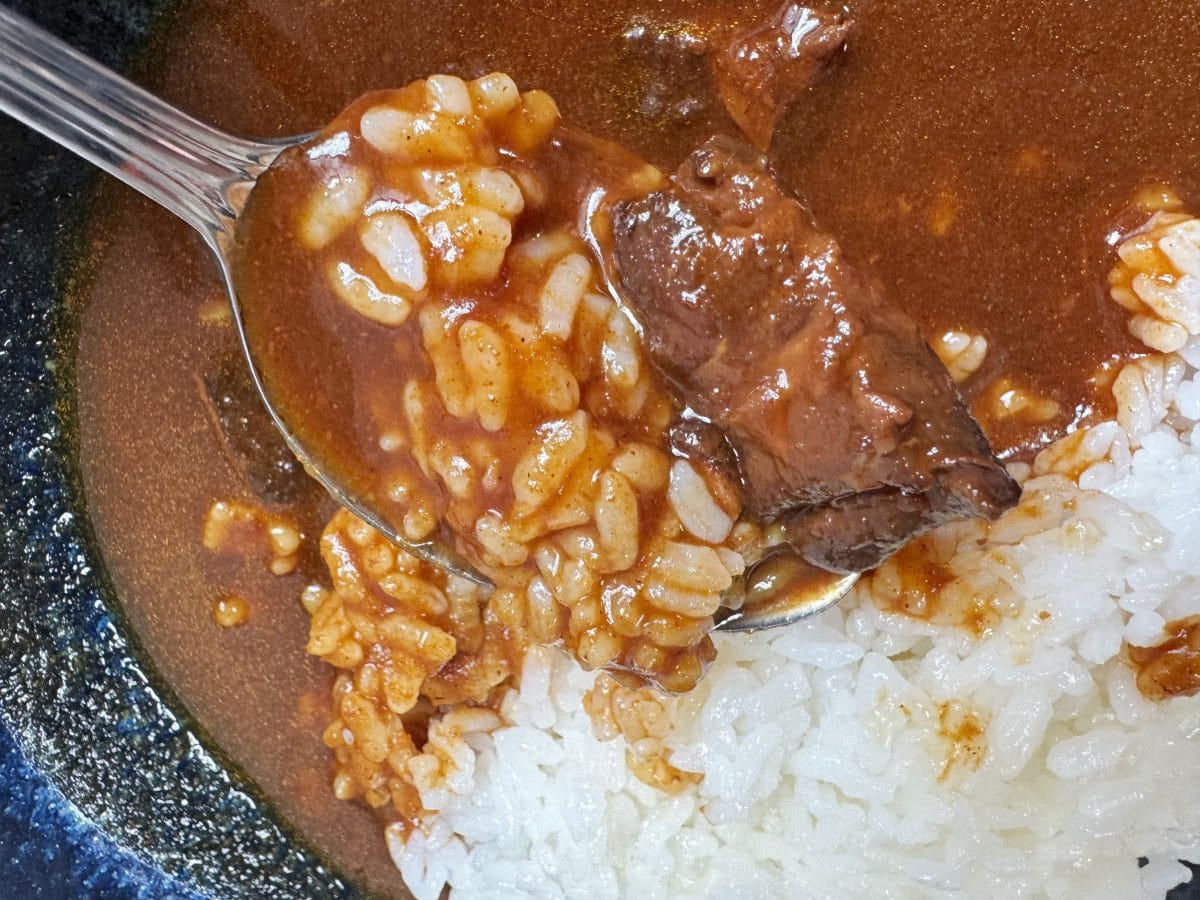 ごろっとしたチキンはホロホロと柔らかく、ルーとの相性も抜群。