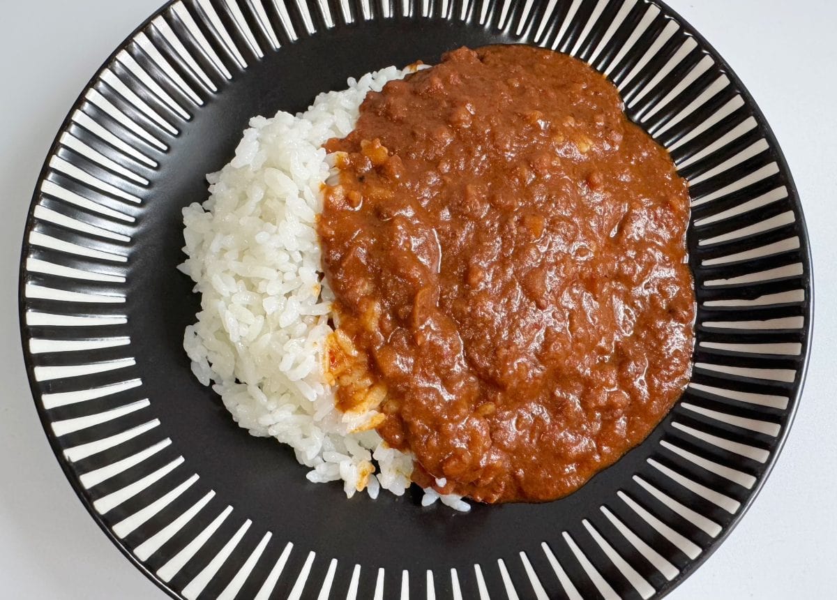 花椒と唐辛子のピリッとした辛さを楽しめる「しびれる辛さの麻辣ドライキーマカレー」