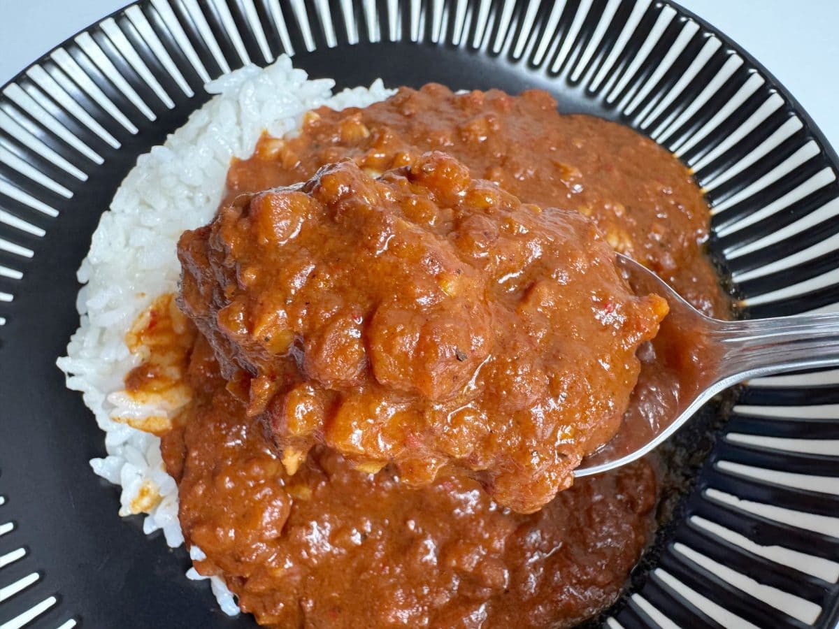 ルーはサラッとしつつも肉の旨みが凝縮されており、ご飯との絡みも抜群。