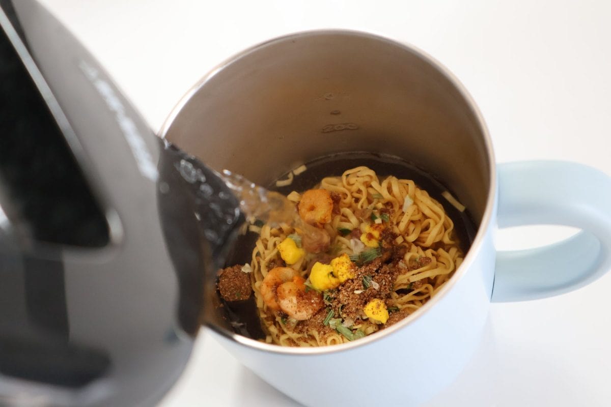 お湯をそそぐ