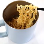 カップで手軽に即席めんが食べられる！