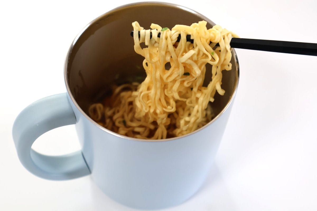 カップで手軽に即席めんが食べられる！
