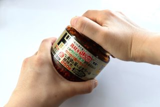 「食べる前から試されてる!?ドンキの超人気グルメ」そもそも蓋が開かない！と話題の“食べるラー油 具材多めver.”を体当たりレポート