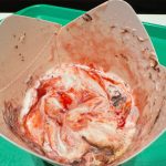 いちごの果肉を使用したフィリングといちごチョコソースがミックスされたソフトクリームがイン