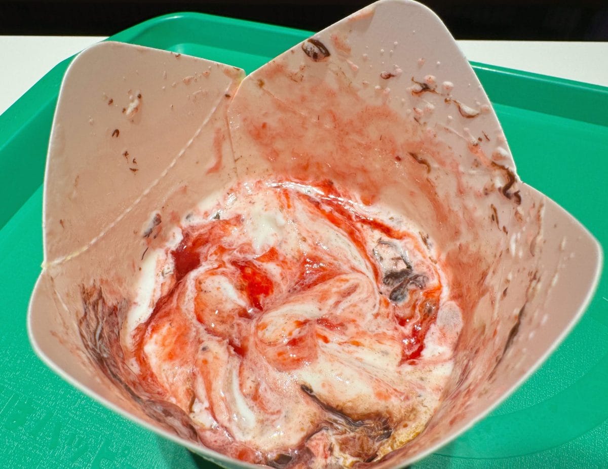 いちごの果肉を使用したフィリングといちごチョコソースがミックスされたソフトクリームがイン