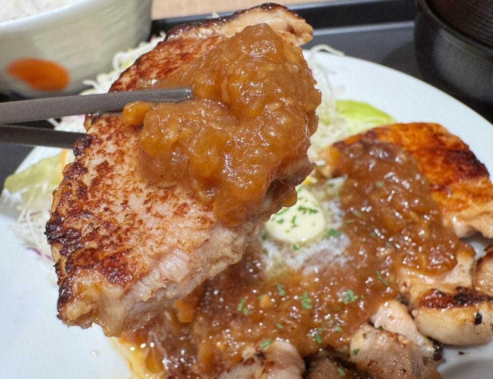 バターのまろやかさな味わいを残しつつ、それでいてしつこさがなく、ご飯によく合う和風仕立てにしっかりアレンジされています