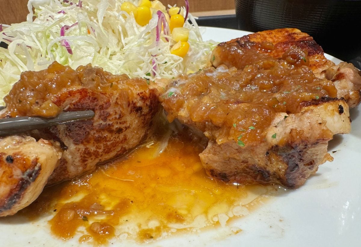 国産雪国育ちの豚肉を使用したトンテキは、柔らかでめちゃくちゃジューシー