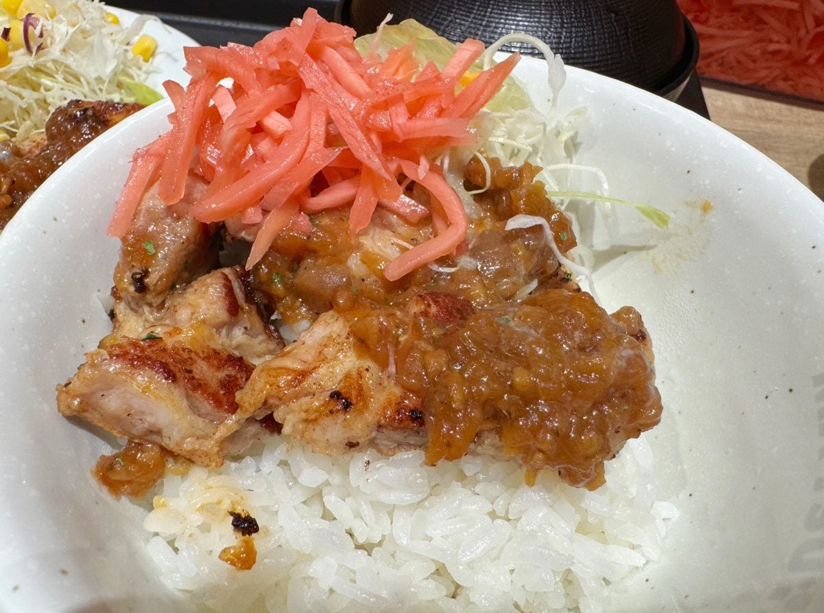 紅ショウガをトッピングして食べると、さらにスッキリ爽やかな味わいに変化するのでおすすめです