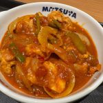 鮮やかな赤いチリソースをまとったチキンや野菜は、その見た目からすでに辛さが伝わってきます