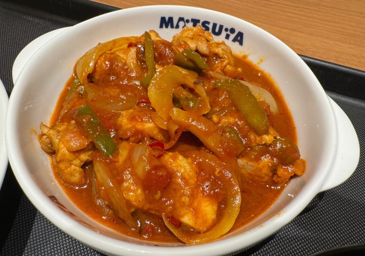 鮮やかな赤いチリソースをまとったチキンや野菜は、その見た目からすでに辛さが伝わってきます