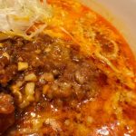 中間に鎮座する甘辛い肉味噌は、2つのスープ・タレの味わいをうまくつなぎ合わせてくれています