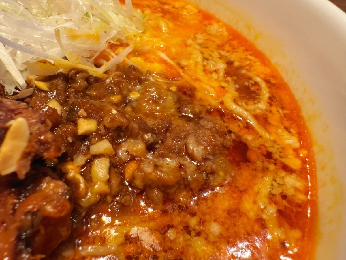 中間に鎮座する甘辛い肉味噌は、2つのスープ・タレの味わいをうまくつなぎ合わせてくれています