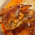 大ぶりなチキンは、食べるとふわりとココナッツの風味を感じるアジアンな味わい
