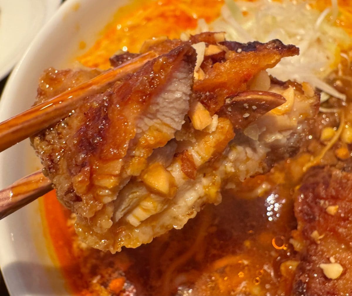 大ぶりなチキンは、食べるとふわりとココナッツの風味を感じるアジアンな味わい