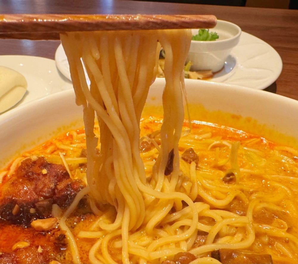 麺をすくい、独立した味わいが少しずつ混ざり合っていくと、驚きの変化が！