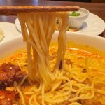 麺をすくい、独立した味わいが少しずつ混ざり合っていくと、驚きの変化が！