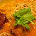 担々麺の方にセットのパクチーやレモンをトッピングして味変を楽しむのもおすすめ