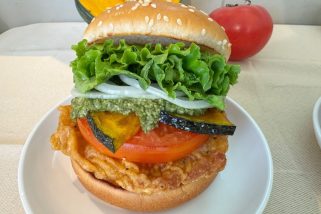 「フレッシュネスバーガーの話題作」ジューシーでフレッシュな“夏の贅沢バーガー”をグルメライターが正直レビュー