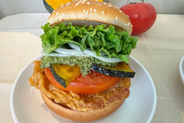 「フレッシュネスバーガーのこれ話題」ジューシーでフレッシュな“夏の贅沢バーガー”をグルメライターが正直レビュー